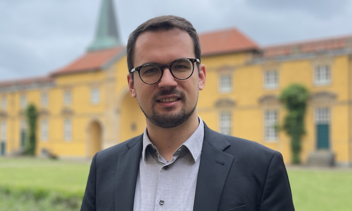 Bild von Michael Neumann vor dem Schloss der Universität Osnabrück.