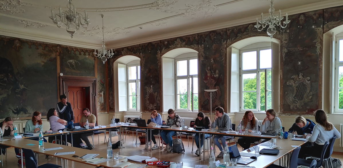 Bild von Studierenden die in einem Seminarraum lernen