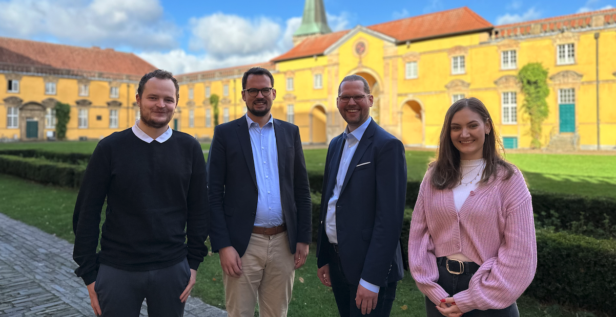 Fotos des Kirchengeschichtsteam vor dem Schloss der Universität Osnabrück.