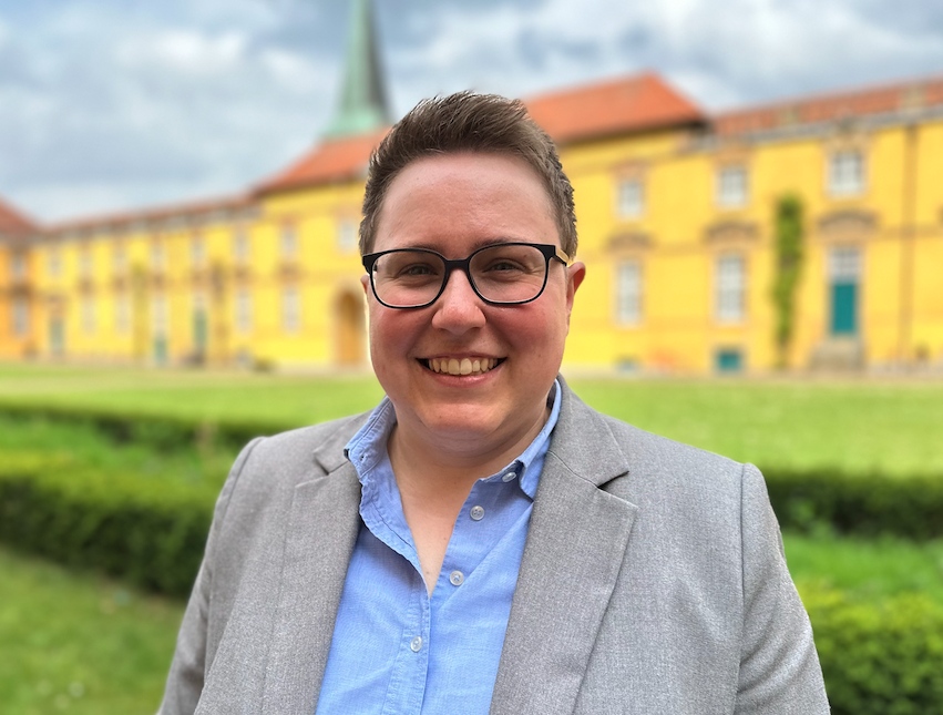 Bild von Yvonne Püttmann vor dem Schloss der Universität Osnabrück.